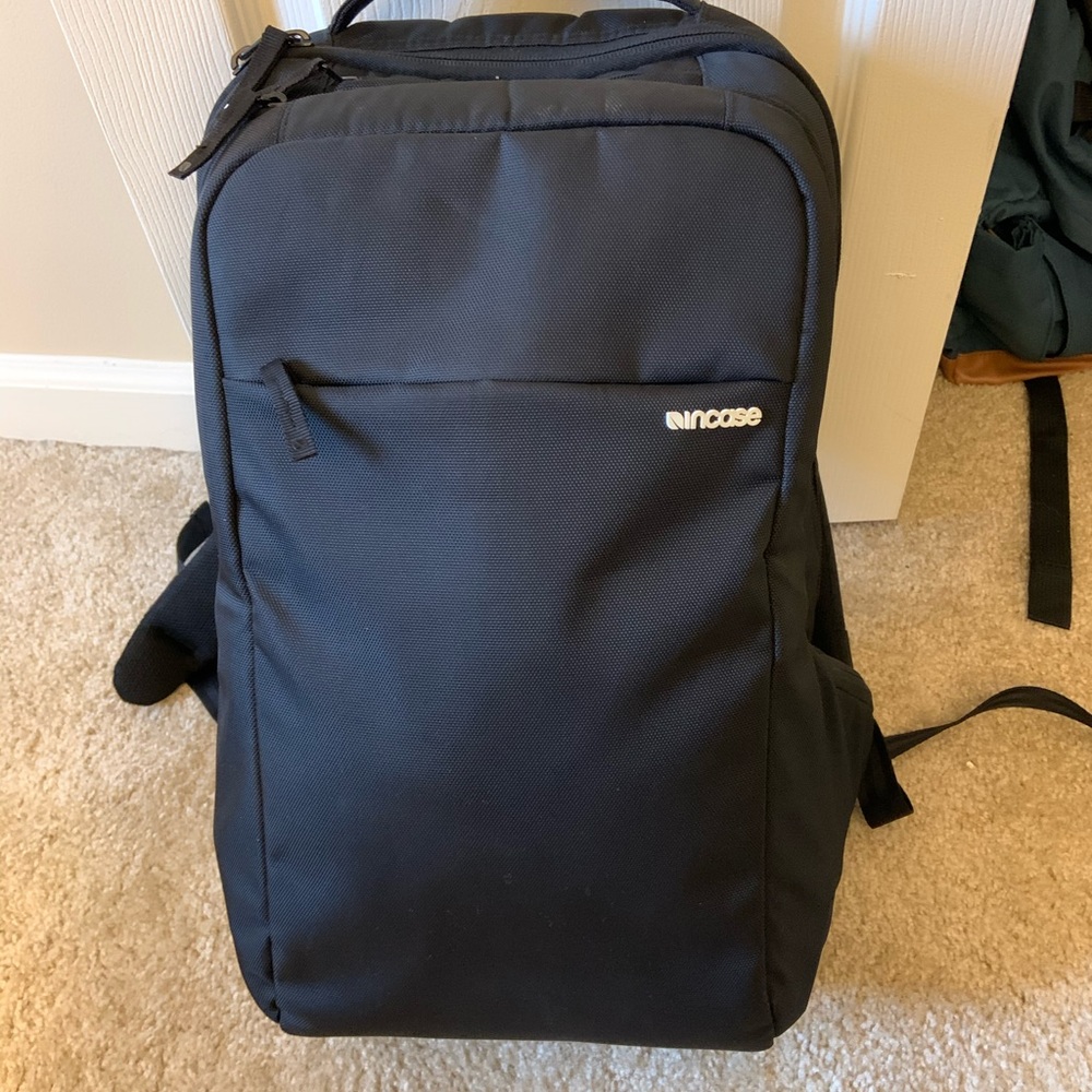 Incase Icon Slim Backpack - Picture 2 of 3